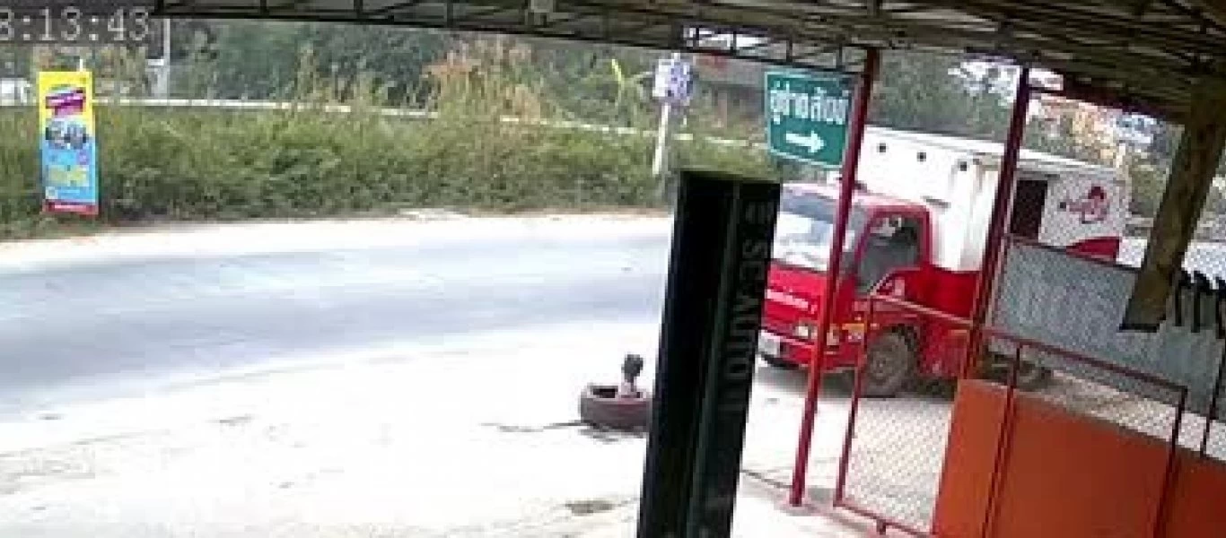 Μηχανάκι - φάντασμα περνάει από δρόμο μόνο του χωρίς οδηγό (βίντεο)